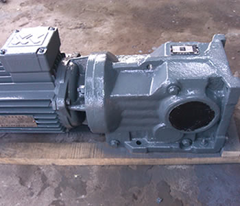 K47減速機背面