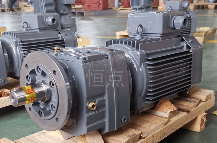 RF47系列減速機配直聯電機，立式安裝 輸出法蘭+軸 實物圖